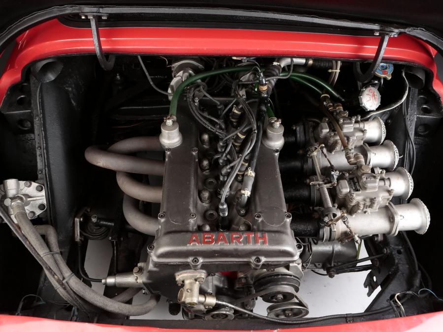Моторный отсек Simca Abarth 2000 GT 1964 года  (фото 7 из 7)